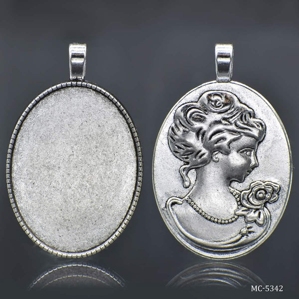 Queens Oval Silver Metal Frame