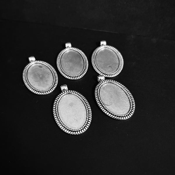 Designer Oval Silver Metal Pedant Frame